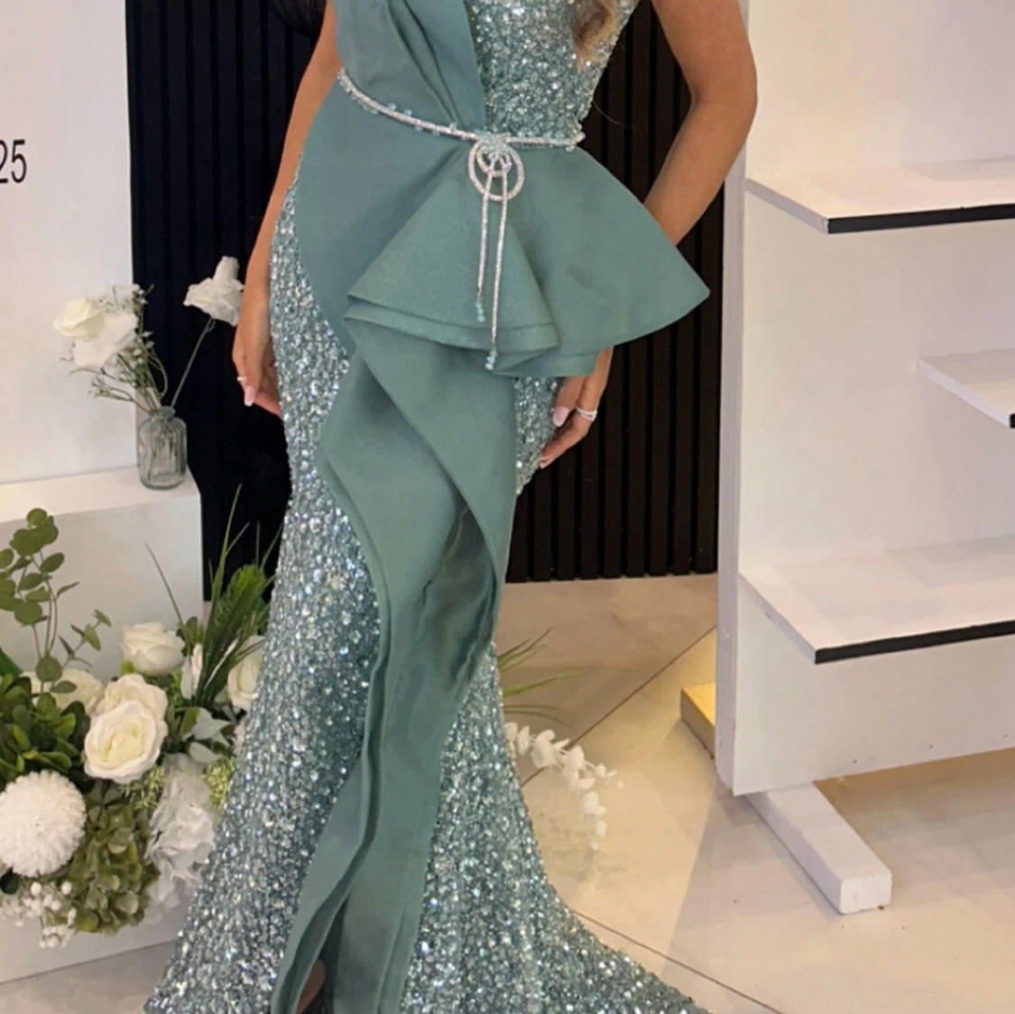 Glittrig grön långklänning med volang - 2