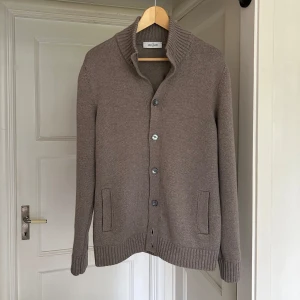 Gran Sasso cardigan  - Snygg Gran Sasso cardigan med ribbad krage och knappar framtilll | Storlek: M | Skick: 9/10 | Allt på sista bilden följer med | Nypris: runt 3999kr | Skriv om minsta funderingar | 