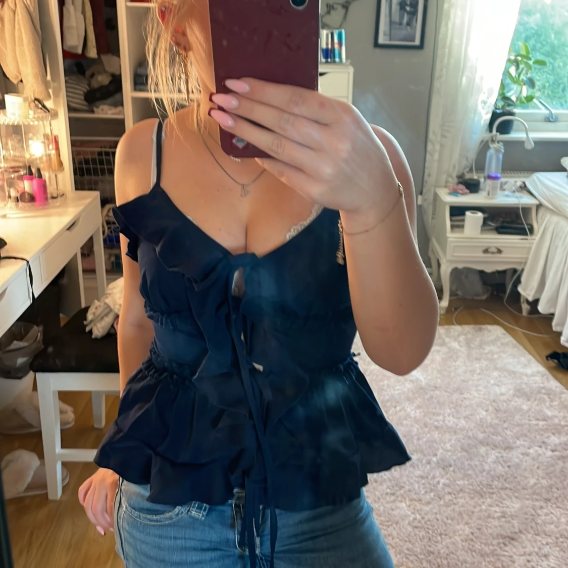 Mörkblå volangig linnetopp med snörning