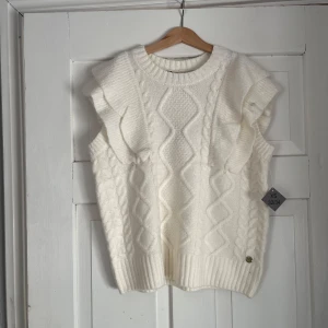Vit stickad tröja - Söt vit stickad tröja som är i helt nyskick. 