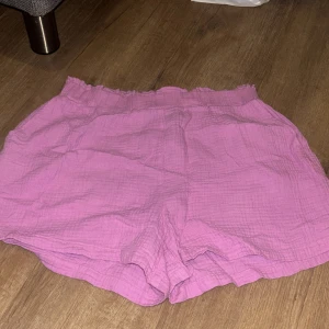  shorts från Vero Moda -  shorts från Vero Moda i mjuk och luftig bomull. 