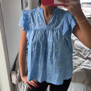 Blå volang blus  - Storlek M/L men passar mer S/M‼️