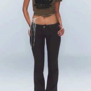 Svarta cheap monday jeans  - Supersnygga cheap monday jeans i storlek 26/34 💓 färgen heter black top rinse, midjemått: 35, innerbenslängd: 86 - säljer för att de är för långa på mig som är runt 170 💓 (använda typ en gång) JAG HAR SPRETTAT BORT LAPPEN DÄR BAK!! 