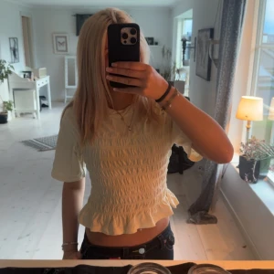 Gul smockad blus med volangkant från Gina  - Supersöt ljusgul blus från Gina tricot. Knappt använd, superfint skick strlk xs|s🩷(tror de e s men hör av er om ni vill veta exakt så kollar jag)