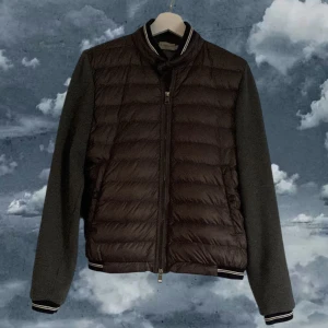 Moncler cardigan  - Moncler cardigan ~ skick 10/10 ~ inga defekter ~ äkta med bevis ~ storlek M ~ vid frågor skriv pris kan diskuteras OBS! Sitter litet i storleken passar Xs