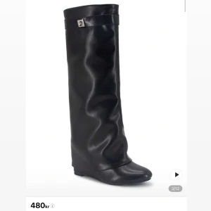 Svarta boots från shein - Jätte fina svarta boots från shein med klack. Dessa är HELT oanvända. Jag säljer dom pga det inte är min stil plus att jag föredrar mocka material. Storleken är 38 men dom passar mig som har 39 också. Nypris är 480kr. 