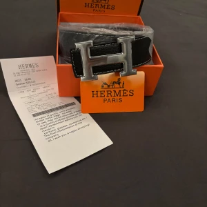 Hermes bälte silver  - Helt nytt Hermes bälte, längden är 110cm. Box, kvitto och Hermes kort finns även. 