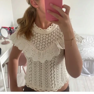 Vit stickad blus med volang från H&M - Säljer en jätte fin tröja från Zara som ny 