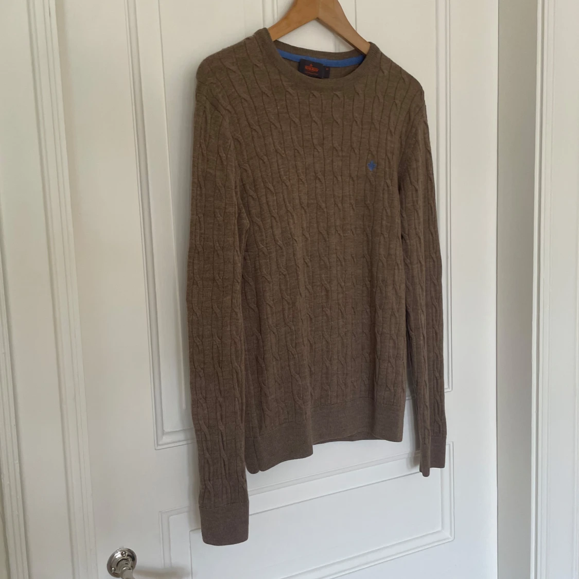 Beige kabelstickad tröja från Morris 