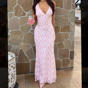 Rosa långklänning - Lång klänning med rosa blommor från det australiensiska märket beginning boutique i storlek Xs. Aldrig använd med prislappen kvar