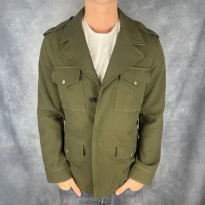 Zadig voltaire jacka - Hej säljer nu min fina Zadig voltaire overshirt i storlek S (Passar dig runt 185cm). Den är helt ny och kommer vara otroligt snygg nu i höst och framåt vintern. Nypris cirka 5500kr! Vi kommer att sälja liknande produkter nu i vår och närmare vintern så glöm inte följa profilen!🌊🍾