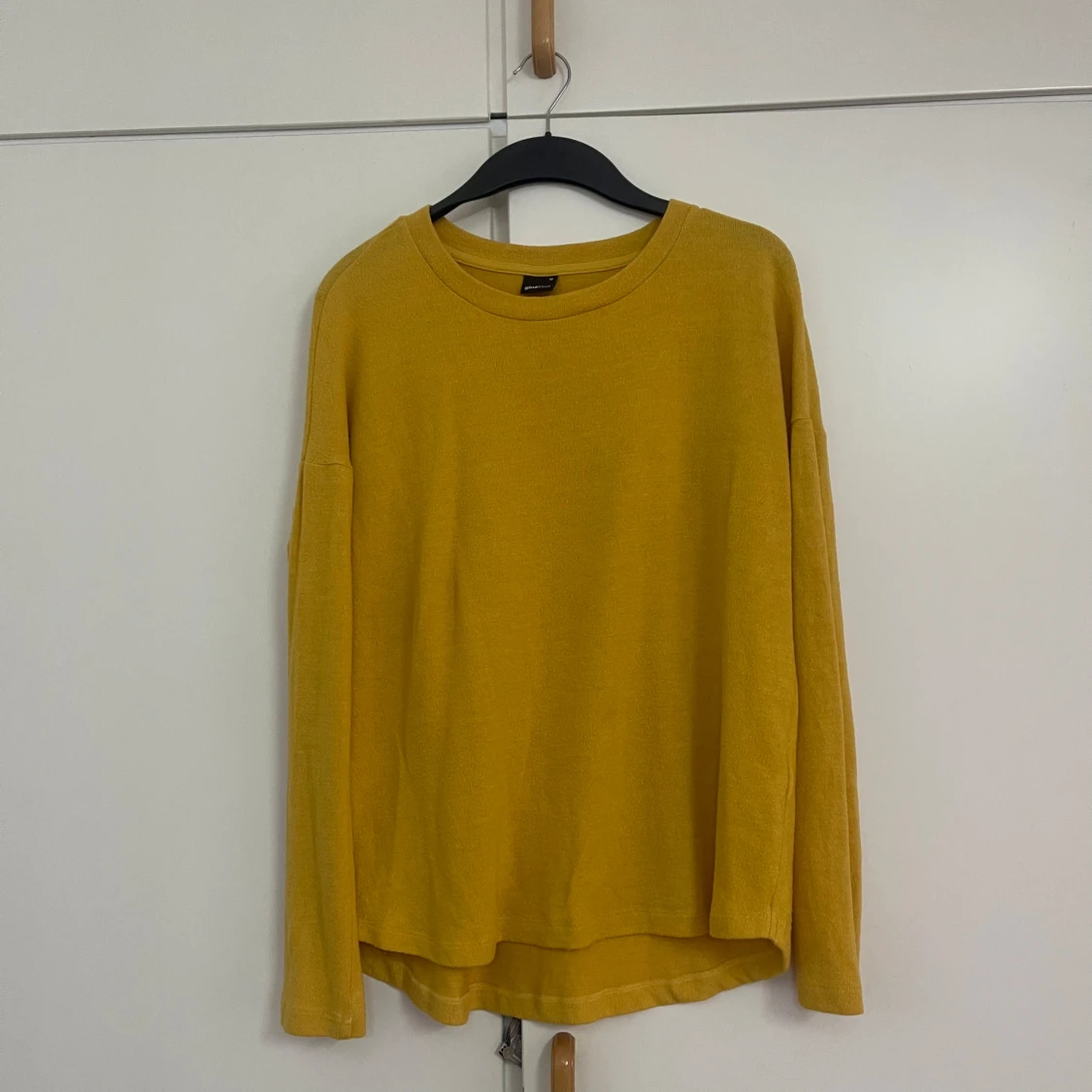 Gul långärmad tröja från Monki