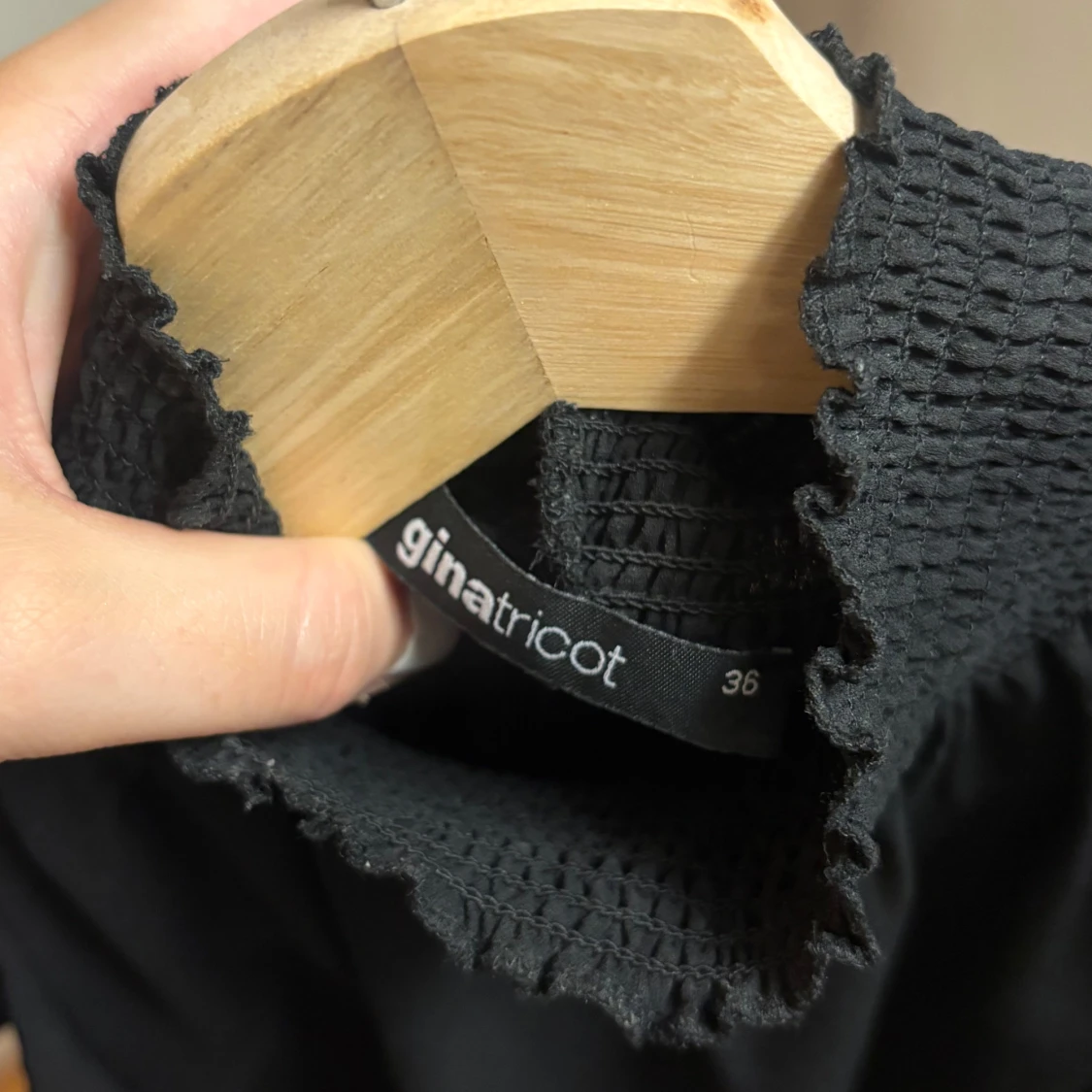 Svart volangklänning Gina Tricot - 2