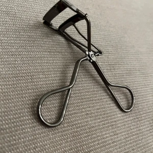 Shiseido ögonfransböjare i metall - Fin och bra ögonfransböjare som ger en fin böj, säljer då jag ej kommer till användning med den och har dubblett av den, måste bli av med denna så snabbt som möjligt, skriv vid intresse.💕