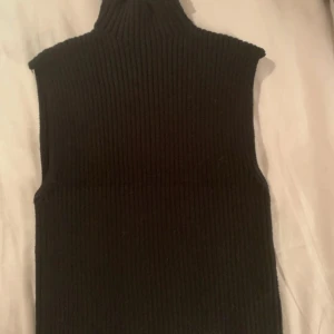 Svart ribbad stickad väst från Zara - Svart stickad väst från Zara i storlek S. Säljer då den inte kommer till användning.