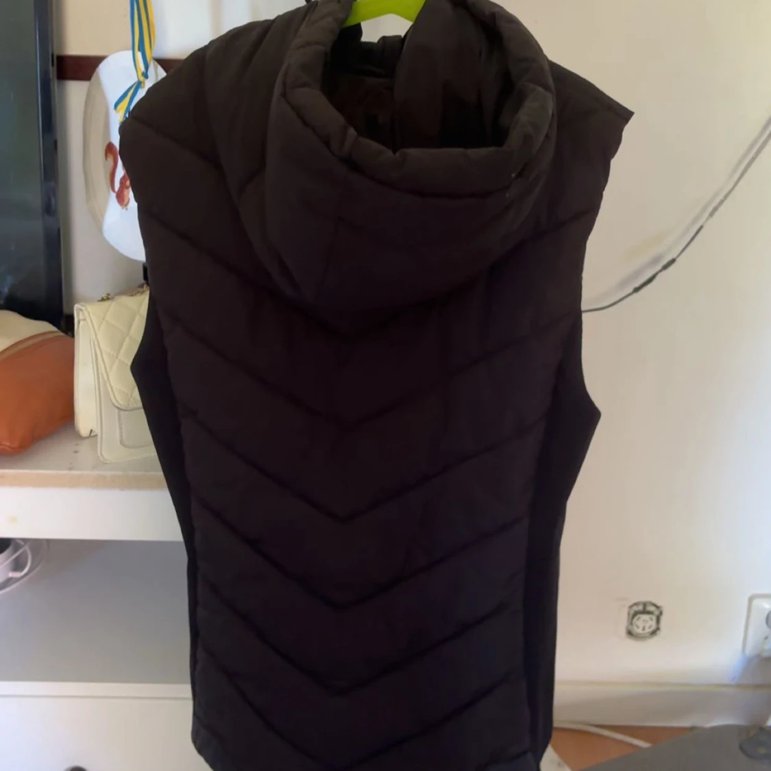 Svart dunväst med huva från Zara - 3