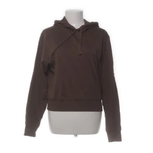 Brun hoodie från Bread & Boxers XS - Mysig brun hoodie från Bread & Boxers i storlek XS. Tröjan har huva med snörning, ribbade muddar och är tillverkad i mjuk bomull. Perfekt för chill dagar och enkel att matcha med jeans eller mjukisbyxor.