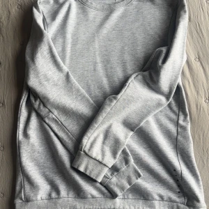 Grå sweatshirt från SOC Tokyo Japan - Ljusgrå sweatshirt från SOC. Tröjan är i bra skick🫶🏻