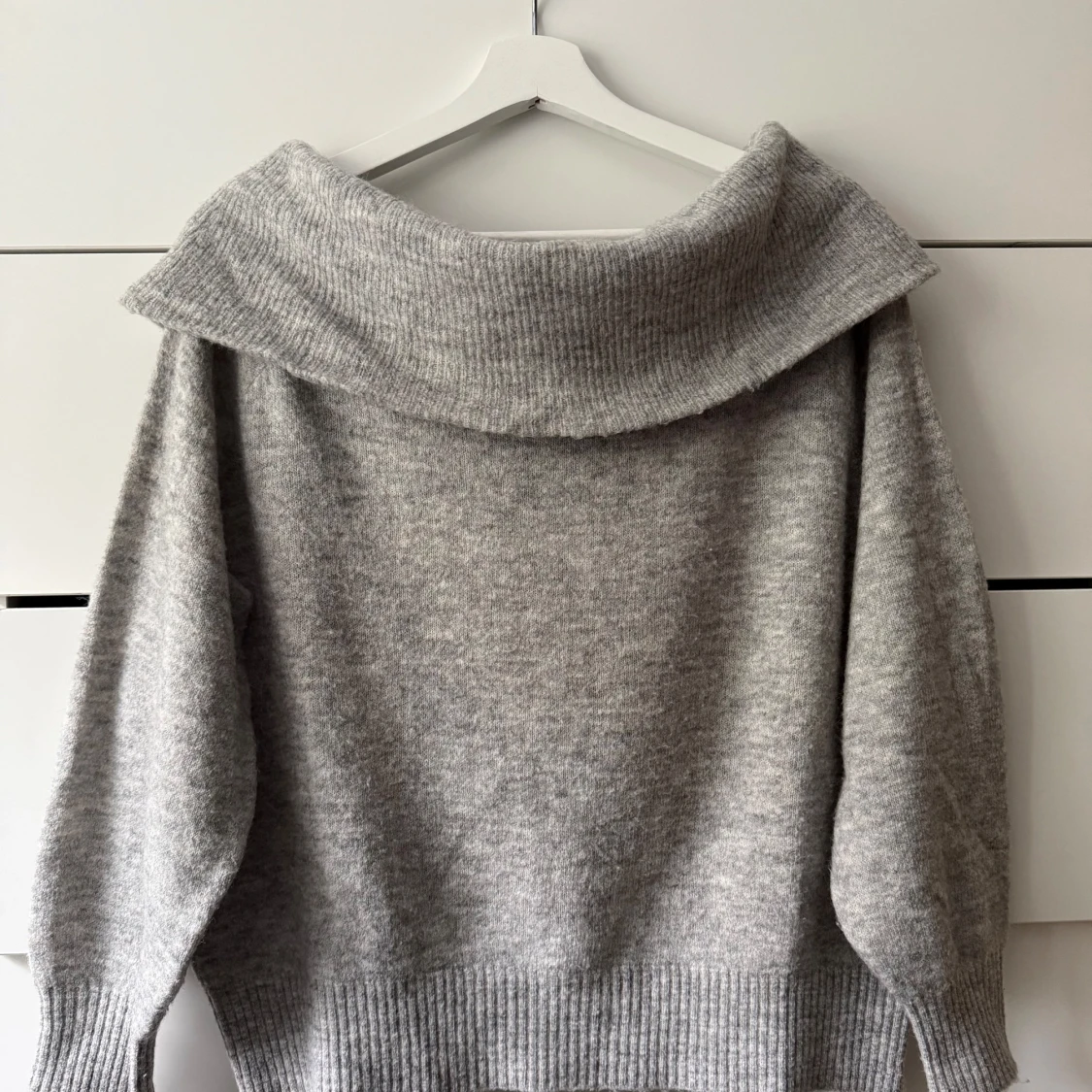 Grå offshoulder stickad tröja - 3