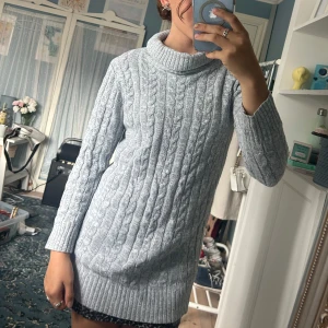 Ljusgrå stickad polotröja från SHEIN - Supermysig ljusgrå polotröja från SHEIN med kabelstickat mönster. Den sitter inte supertight och är ganska lång🩷 Tyget är inte superlyxigt, och köpt second hand, därav priset!💕 Armarna är lite korta men ganska perfekta för mig💕💐