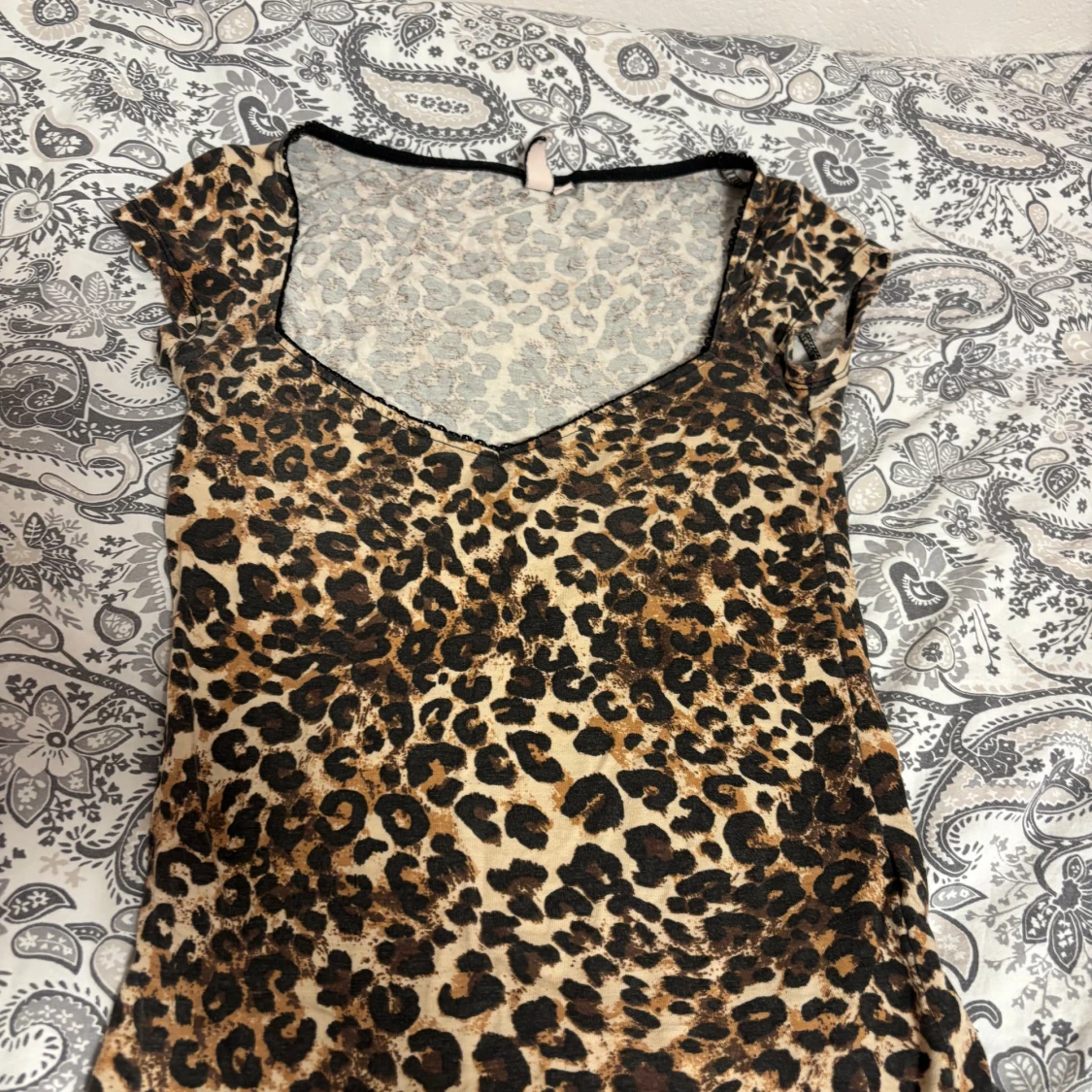 Leopardmönstrad v-ringad topp