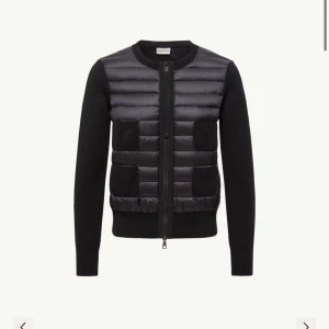 Svart cardigan jacka från Moncler - Inga täcken på andvänding, har kvitto och äcktehets bevis. Nypris 9505kr