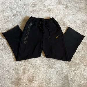 NOCTA byxor - Nike x NOCTA, både sköna och snygga, passar både till vardags och träning. skriv om du har frågor!