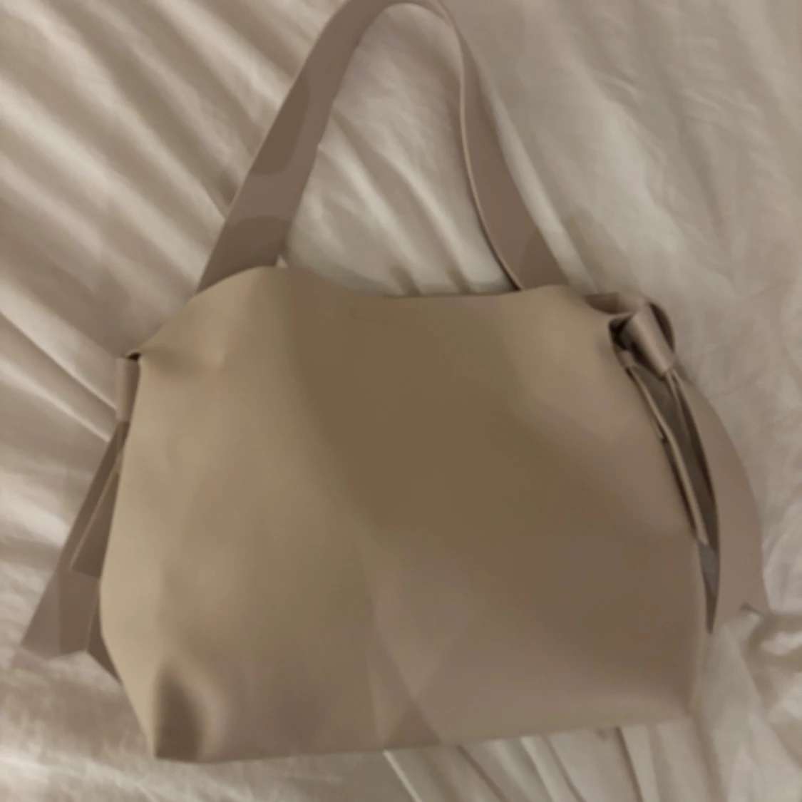 Beige axelväska med rosett i skinn - 2