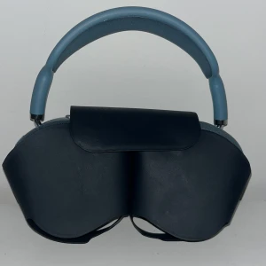 AirPods Max - Snygga Apple AirPods Max i blått, over-ear hörlurar med original Smart Case. Mycket gott skick, inga synliga repor eller skador. Aktiv brusreducering, hög ljudkvalitet och bekväm passform. Perfekt för musik, film och samtal. Levereras rengjorda och redo att användas.