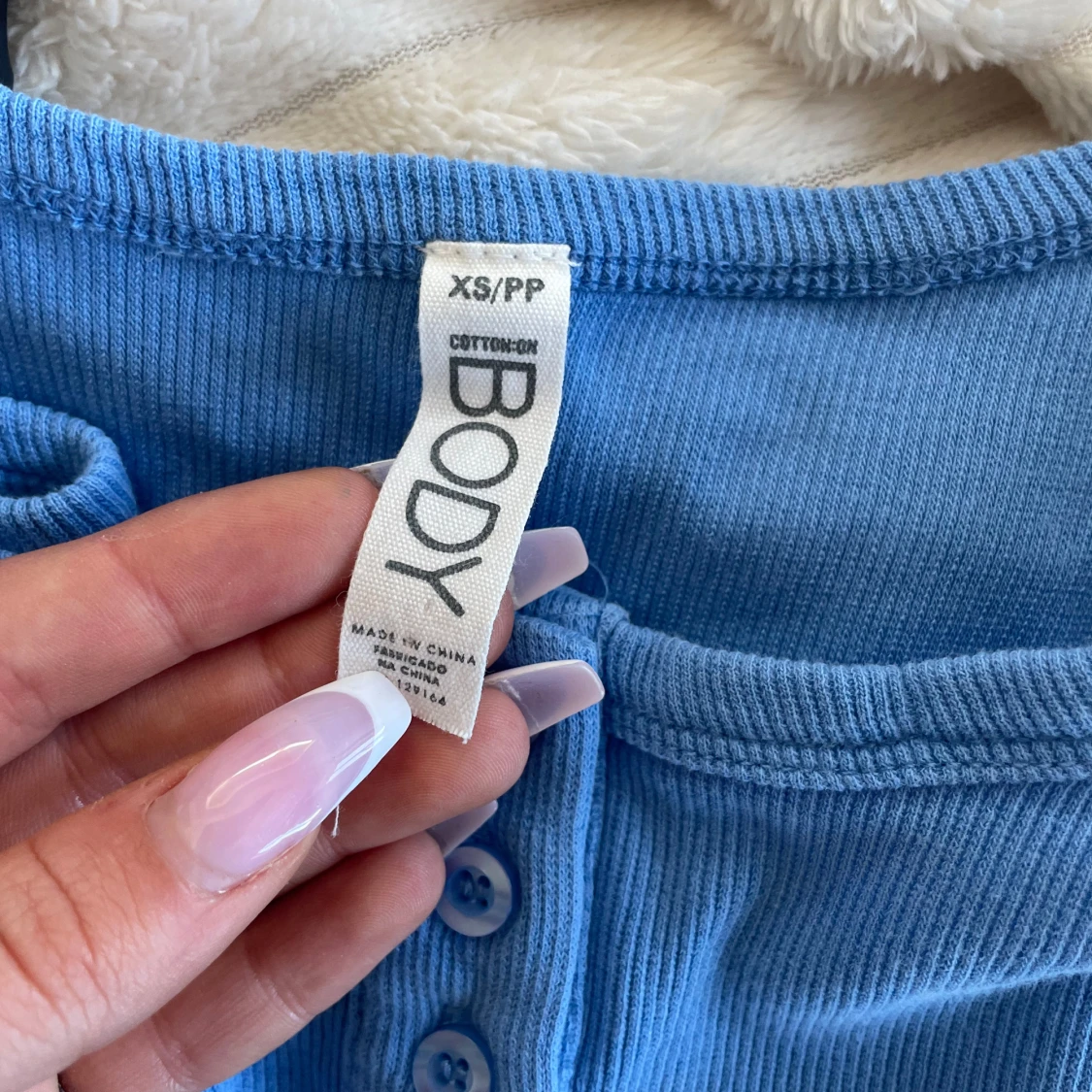 Fin blå ribbad linnetopp från Cotton On - 2