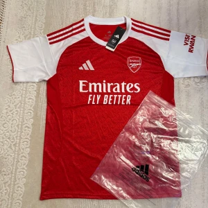 Arsenal Tröja - Arsenal fotbollströja 🔴⚪ Storlek M – helt ny, aldrig använd. Klassisk röd design med klubbens emblem. Perfekt för match, träning eller vardags.  Skickas snabbt och säkert 🚀