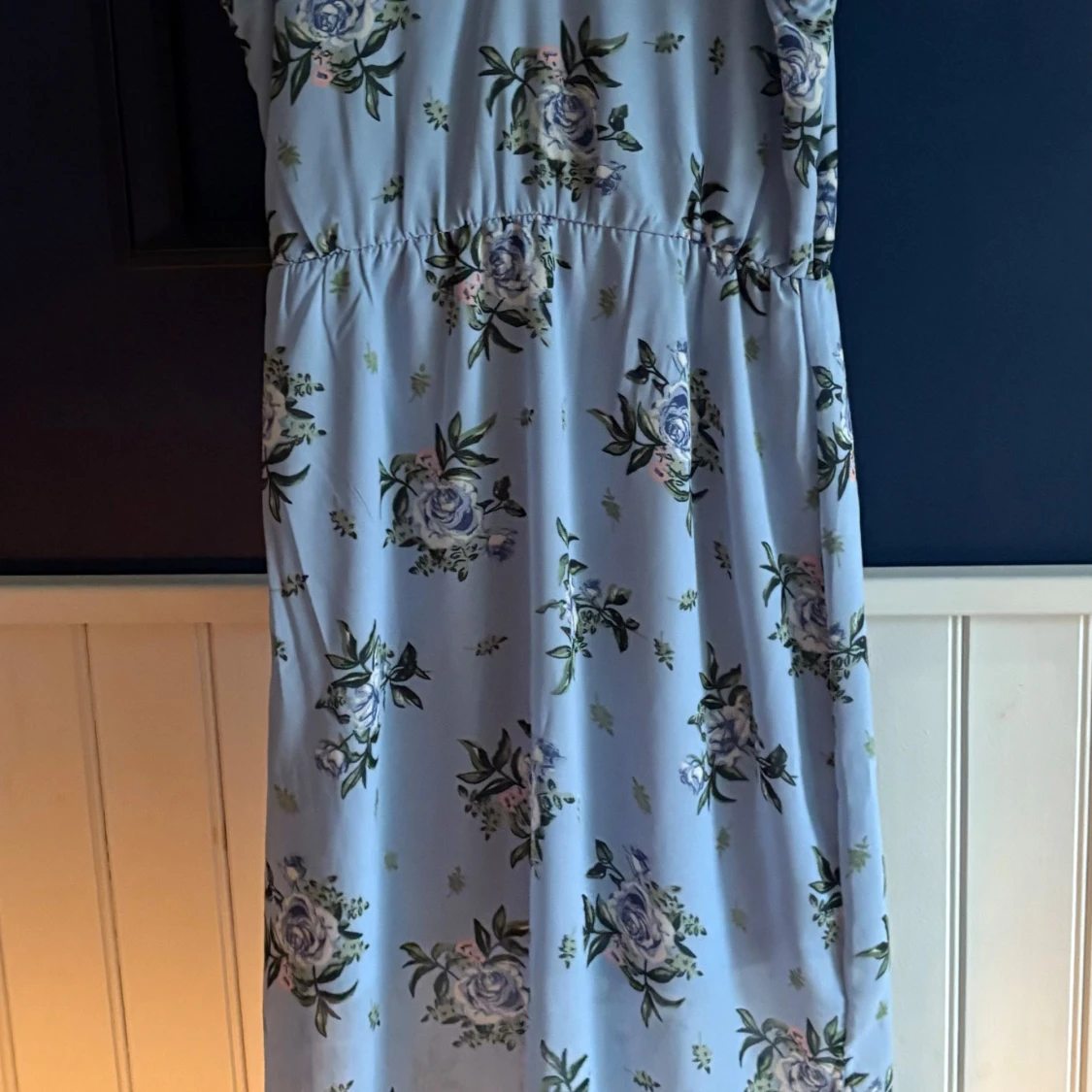 Ljusblå blommig långklänning - 1