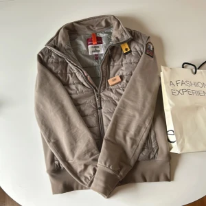 Parajumper cardigan - Säljer en  pjs cardigan för billigt pris pga för liten. Köpt på johnells för 2,800 det är bra skick inga fläckar vad jag vet. Priset kan diskuteras! 