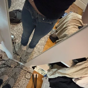 Blå flate jeans - Säljer ett par klassiska blå. Jeansen har en enkel design med knapp och dragkedja framtill. Perfekta för dig som gillar en tidlös look och vill ha ett par jeans som funkar till det mesta.