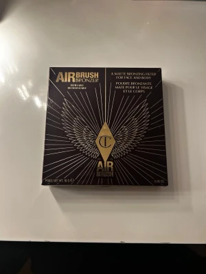 Charlotte Tilbury Airbrush Bronzer - Helt oanvänd bronzer från Charlotte Tilbury i färgen 1 Fair/Pale. Matt finish, perfekt för att skapa en solkysst look till både ansikte och kropp. Beställde fel färg därav säljes! Pris kan diskuteras vid snabb affär. 