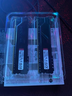 HyperX Fury Beast DDR4 RAM 16GB Kit - Säljer ett kit med två svarta HyperX Fury Beast DDR4 RAM-minnen, totalt 16GB (2x8GB). Minnet har en snygg svart design med aluminiumkylare och passar perfekt för gaming eller uppgradering av din dator. Kommer i originalförpackning.
