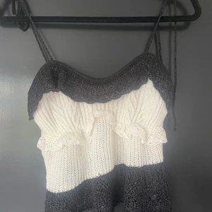 Svart vit stickad topp från Zara med glittrigt material - Jätte fin topp från Zara, som inte säljs längre. Aldrig använd bara testad. Super fint skick💕