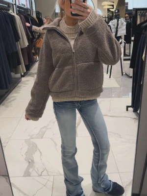 Chep monday jeans! - hej där! 💓 jag säljer dessa CHEAP MONDAY JEANSEN från weakday! dessa jeansen är sjukt sköna och så fina! 🥰 väldigt lätta och styla! dessa är i storlek 24/32 där 24 står för midjan och 32 för längden. Men skulle vilja säga att den sitter som en xs + tall storlek. ( referens, är 163 köper jeans i storlek xs- s * tall ) Start pris 600kr bara för att den är sjukt svåra att få tag i! 💋