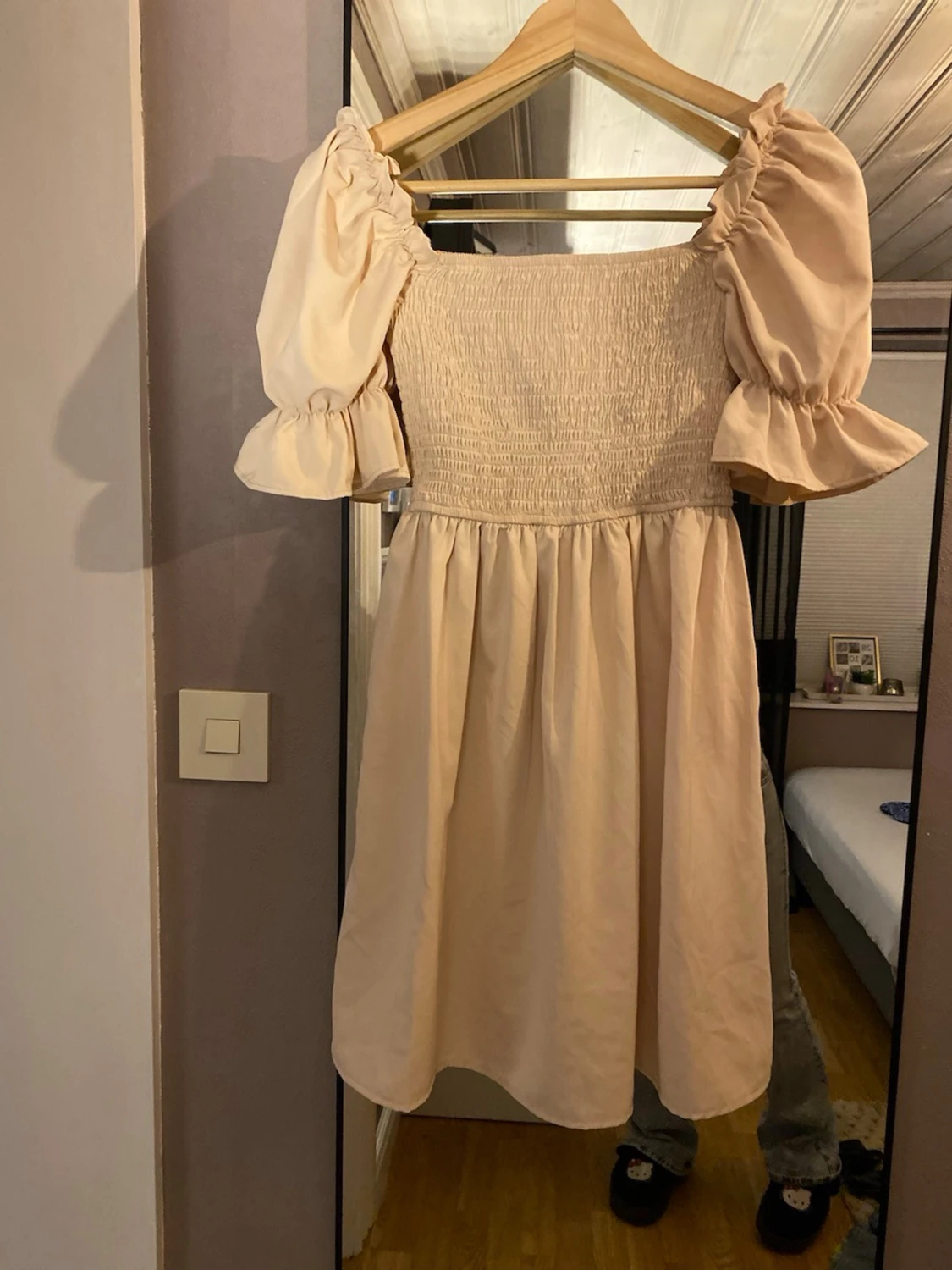 Beige kort klänning med puffärmar - 1