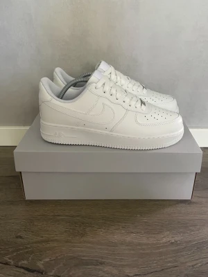 Nike Air Force 1 - Säljer ett par vita Nike Air Force 1 i storlek 42,5. Skorna är oanvända, fortfarande i originalkartong, och i perfekt skick. Nypris: 1399 kr. Mitt pris 699 kr   Hör av dig vid intresse!