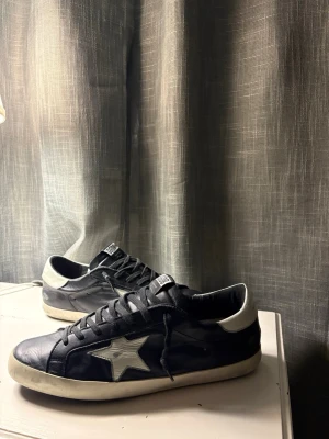 Golden goose skor - Golden Goose skor i stl 43 har tecken på användning men är i bra skick överlag.