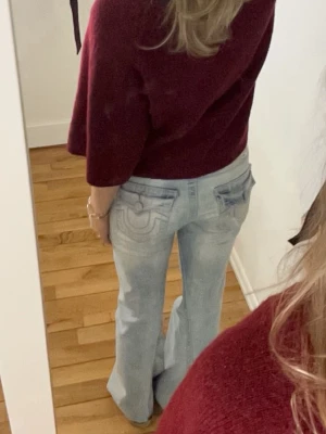 True religion jeans - Säljer nu mina otroligt vackra true religion jeans. Köpta för 3199kr, storlek 27 (jag är 25/26/eu36) ”joey low rise bootcut/flare”