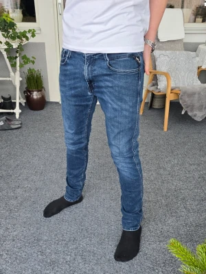 Replay jeans - Snygga Replay jeans i storlek W31/L32, modell Anbass. De är lagade mellan benen vilket syns på näst sista bilden, men är knappt märkbart när man har på sig dem. Skriv om du undrar något! 🤩