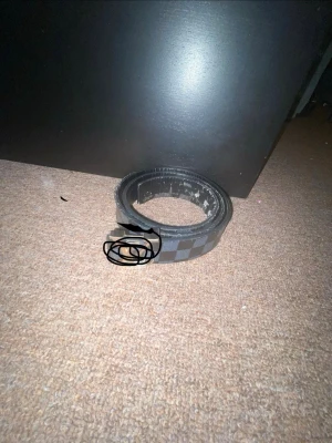 Svart bälte med silverfärgat spänne - Stilrent svart bälte med ett klassiskt silverfärgat spänne. Bältet har en slät yta och passar perfekt till jeans eller kostymbyxor. Enkel design som funkar till många olika stilar.