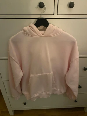 Ljusrosa hoodie - En fin ljusrosa hoodie från lager i strl S. Använd 2 gånger