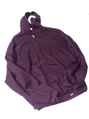 Oversized zip hoodie  - En mörklila zip hoodie med svart tryck i oversize herr modell med längre o större armar o kortare längd. Storlek L 