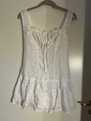 Vit klänning/ Studentklänning  - Säljer denna jättefina vita klänningen som kan användas som studentklänning från edikted. Säljer den då den inte passade mig i storleken.  Passformen är tajt och armarna ligger som på sista bilden (den bilden är från edikteds hemsida) Den är helt ny med prislapp och allt. Säljer den för 420 kr och original priset är 800 kr. Skriv om ni har funderingar ☺️