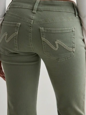 Gröna bootcut jeans med broderade fickor - Snygga gröna jeans med bootcut-modell och broderade detaljer på bakfickorna. Jeansen har klassisk femficksdesign, bälteshällor och är tillverkade i ett mjukt jeanstyg. Perfekta för dig som vill ha en cool och avslappnad stil. Byxorna är egen uppsydda till att passa någon som är runt 160! kostar 699 mitt pris 400. diskuterbart. bara använda 1 gång 