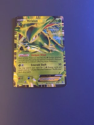 Virizion EX Pokémonkort h - Säljer ett Virizion EX Pokémonkort Kostar runt 75kr men lite vanliga defekter på den
