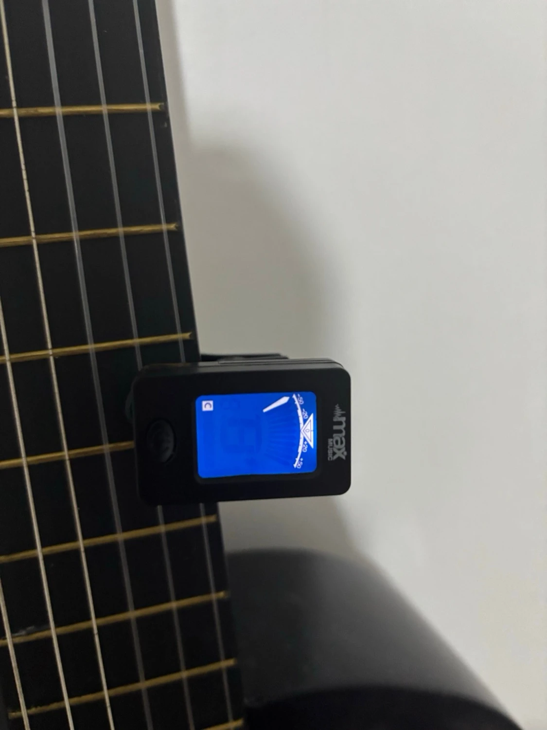 Svart klassisk gitarr med stämapparat - 1